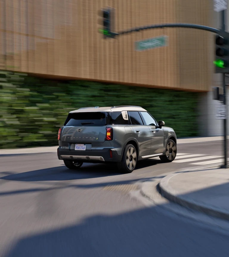 進化を遂げたMINIのSUV. 電気自動車という次なる冒険が幕を開ける。  THE NEW ALL-ELECTRIC  MINI COUNTRYMAN.