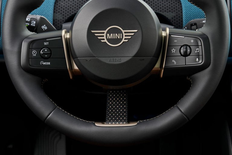 MINI Electromobility - 航続距離 - 温かいシートとステアリング・ホイール